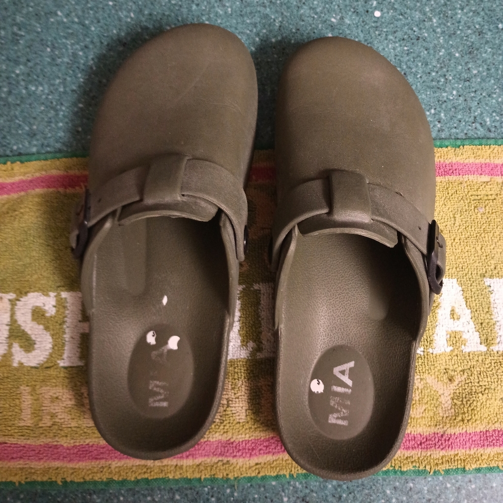 Mia Clogs Mules Rubber Olive green sz 8